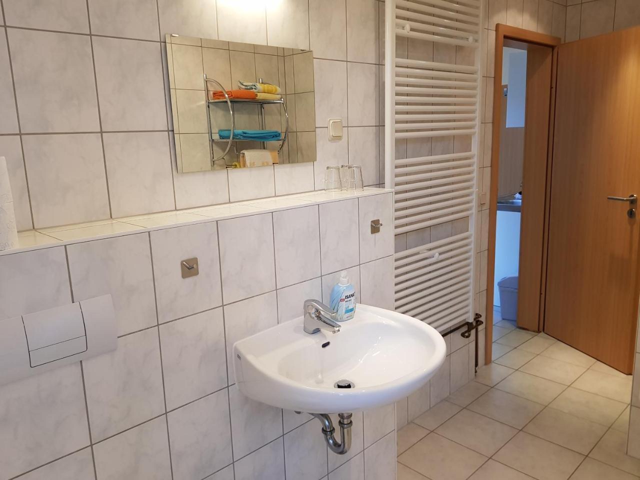 Gehlberg Apartments Und Bistro Zum Glasmacher מראה חיצוני תמונה
